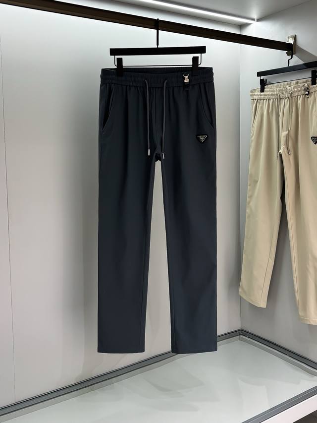 Prad 2025春夏最新品，专柜同步有售，时尚休闲裤，进口原版面料，做工极为复杂，唯一可以做代购级别的渠道狠货，经典三角标Logo，原版五金辅料装饰，档次极高