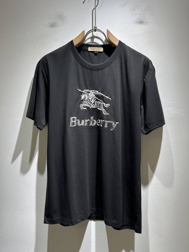 Burber*Y巴*莉2025春夏新品男女同款短袖T恤，重磅来袭，最近比较火热的环保纯棉面料制作而成，高端户外运动休闲系列，非常火热运动风潮！Bur最新研发的特