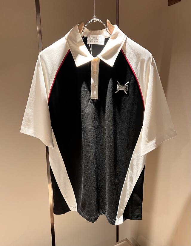 马吉拉 Maison Margiel 春夏新款男士短袖Polo衫，专柜同步发售！定制专属洗水纯棉面料，胸前Logo五金设计！简约大方，从容百搭，档次极高，完美融