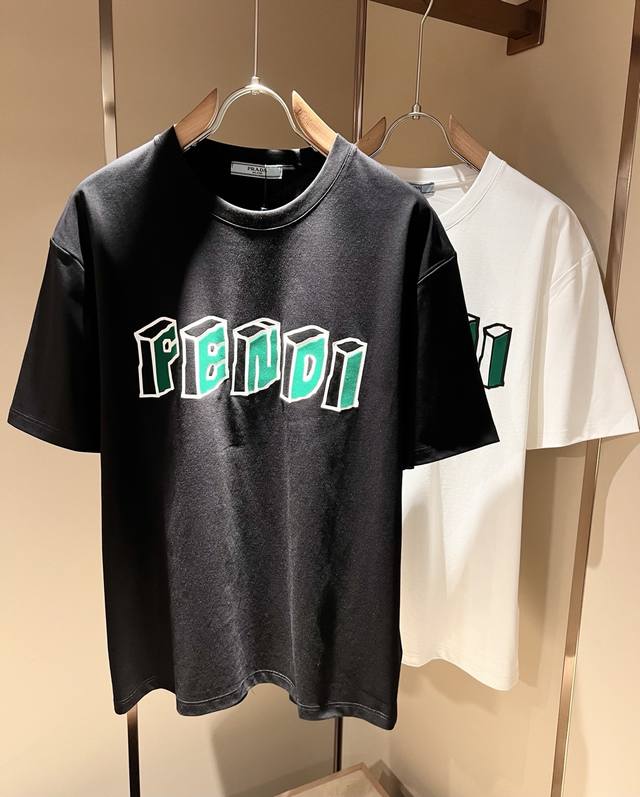 Fen*I 芬*迪2025春夏新款Fd家族Ff男女同款短袖T恤，男女同款百搭极简短袖。意大利原厂订单，Fd家族人气单品，简约纯色系打造。Fd家族经久不衰的标志性