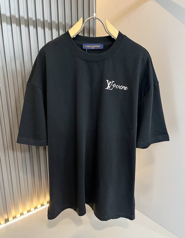 Louisvuitt*路易*登 2025春夏全新系列单品上线，非常时髦前卫的一款男女同款休闲套装，标识Logo图案印花修饰！区别于以往的不同，宣示品牌传承多年的