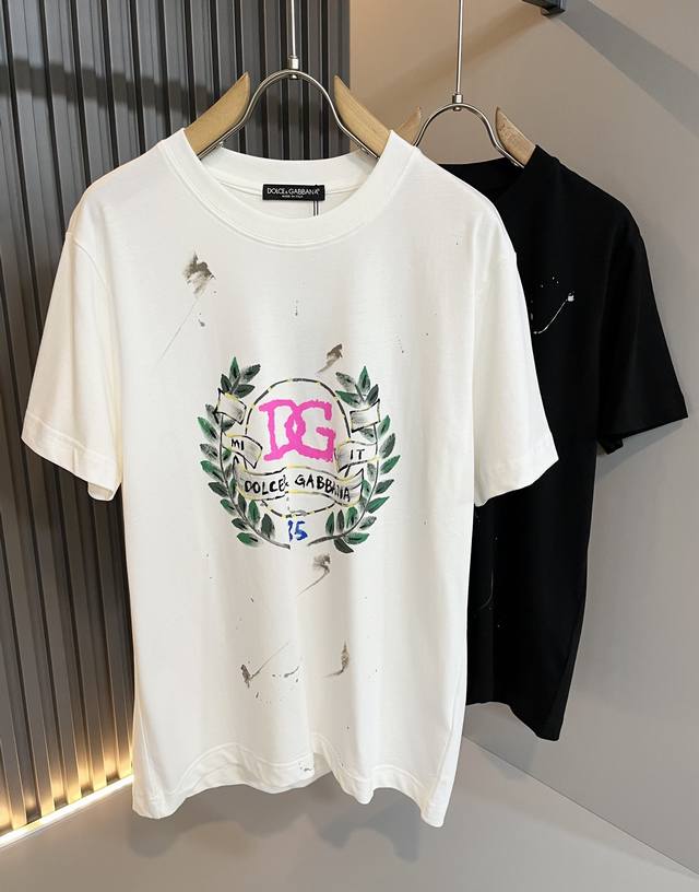 Dolce&Gabba*A 杜嘉*纳2025春夏新款男女同款短袖T恤，专柜同步发售！定制专属纯棉面料，胸前字母Logo图案印花工艺设计！简约大方，从容百搭，档次