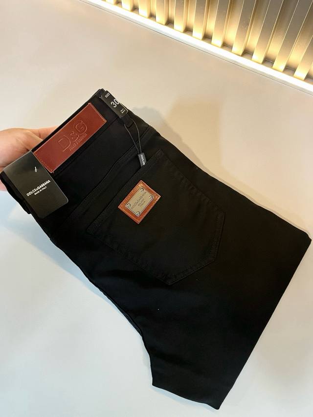 Dolce & 杜嘉*纳 2025春夏新品牛仔裤，水洗处理自然不易变形脱色、立体剪裁完美塑形面料质舒适柔软随意搭配、舒适代表它对时尚休闲的诠释是Dg一贯作风 细
