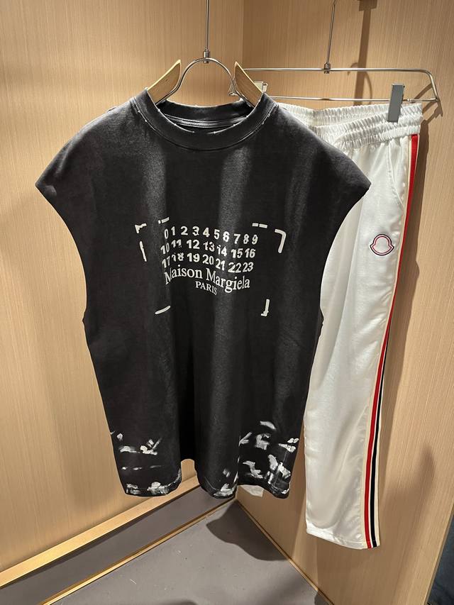马吉拉 Maison Margiel 2025春夏新款男女同款背心，专柜同步发售！定制专属洗水纯棉面料，胸前Logo图案印花设计！简约大方，从容百搭，档次极高，