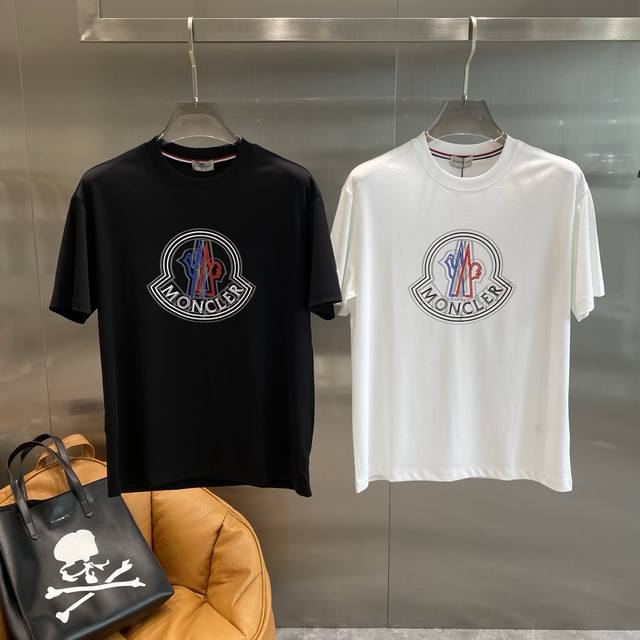 蒙家 2025夏季最新品，专柜同步有售原单狠货，时尚休闲圆领短袖T恤，上身舒适！吸睛而有亮点，采用进口原版面料，顶级印花工艺字母图案Logo，简单而不失时尚，上