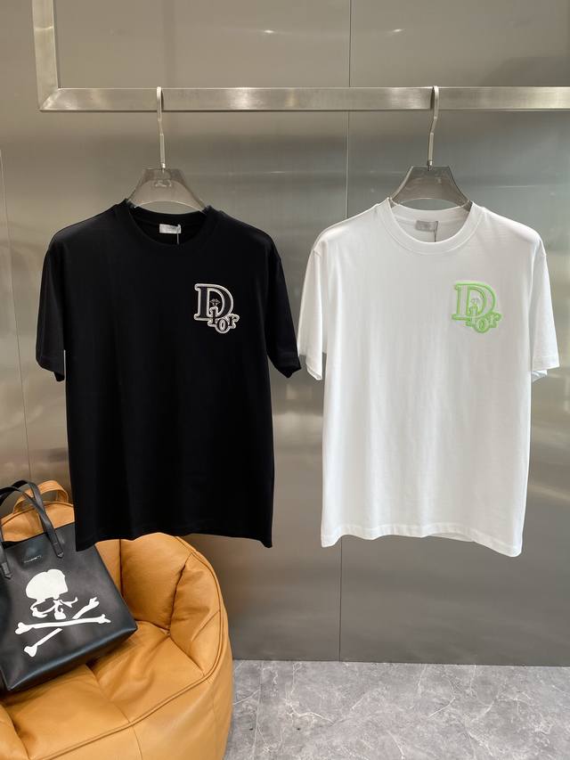 迪家 2025夏季最新品，专柜同步有售原单狠货，时尚休闲圆领短袖T恤，上身舒适！吸睛而有亮点，采用进口原版面料，顶级印花工艺字母图案Logo，简单而不失时尚，上