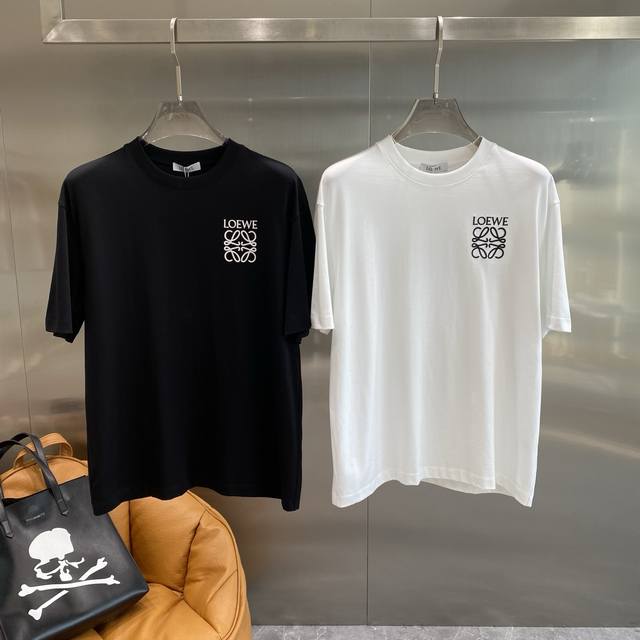 罗家 2025春夏新款首发专柜最新款圆领短袖 高端订制 设计前卫时尚！品牌Logo重工艺设计 高端定制100支双面丝光棉面料.手感柔软.穿着舒适.专柜级别精致车