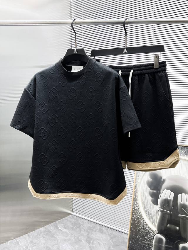 古奇 Gucci 2025Ss春夏新款 休闲 短袖 短裤裤 套装，高端版本！专柜定制面料 透气舒适度高，细节无可挑剔，品牌元素设计理念，体现高品质。手感细腻柔软