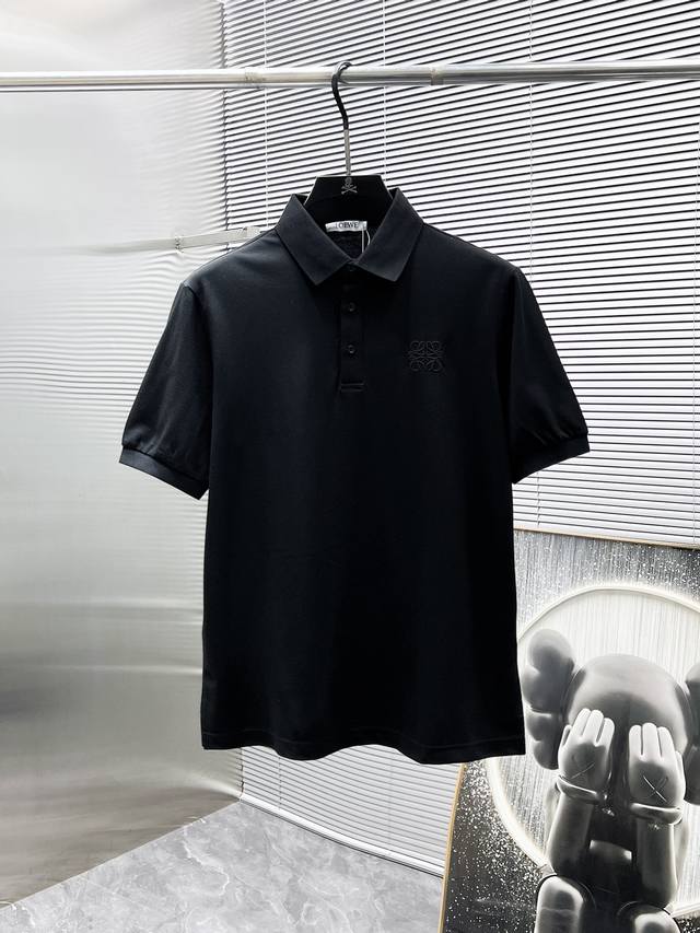 罗意威 Loewe 2025Ss夏季新款 翻领短袖T恤 Polo衫，高端版本！专柜定制面料 透气舒适度高，细节无可挑剔，品牌元素设计理念，体现高品质。手感细腻柔