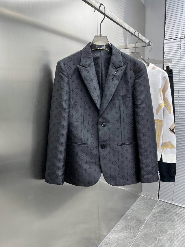 路易威登 Lv 2025Ss春秋新款 西装 西服 ，高端版本！专柜定制面料 透气舒适度高，细节无可挑剔，品牌元素设计理念，体现高品质。手感细腻柔软！呈现休闲裁剪