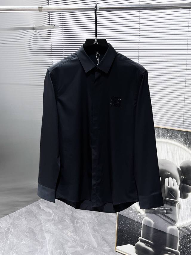 罗意威 Loewe 2025Ss新款长袖 衬衫 衬衣，高端版本！专柜定制面料 透气舒适度高，细节无可挑剔，品牌元素设计理念，体现高品质。手感细腻柔软！呈现休闲裁