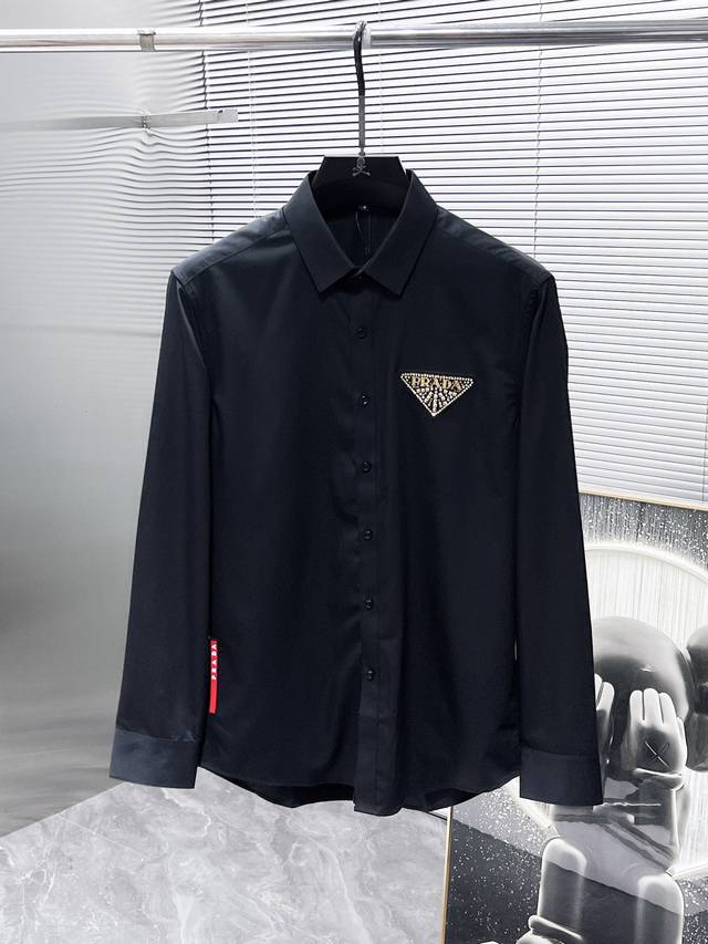 普拉达 Prada 2025Ss新款长袖 衬衫 衬衣，高端版本！专柜定制面料 透气舒适度高，细节无可挑剔，品牌元素设计理念，体现高品质。手感细腻柔软！呈现休闲裁