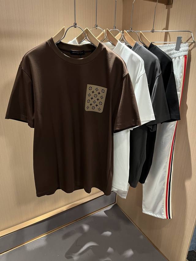 Louisvuitt*路易*登 2025春夏全新系列单品上线，非常时髦前卫的一款男女同款短袖T恤，标识Logo图案压胶修饰！区别于以往的不同，宣示品牌传承的设计