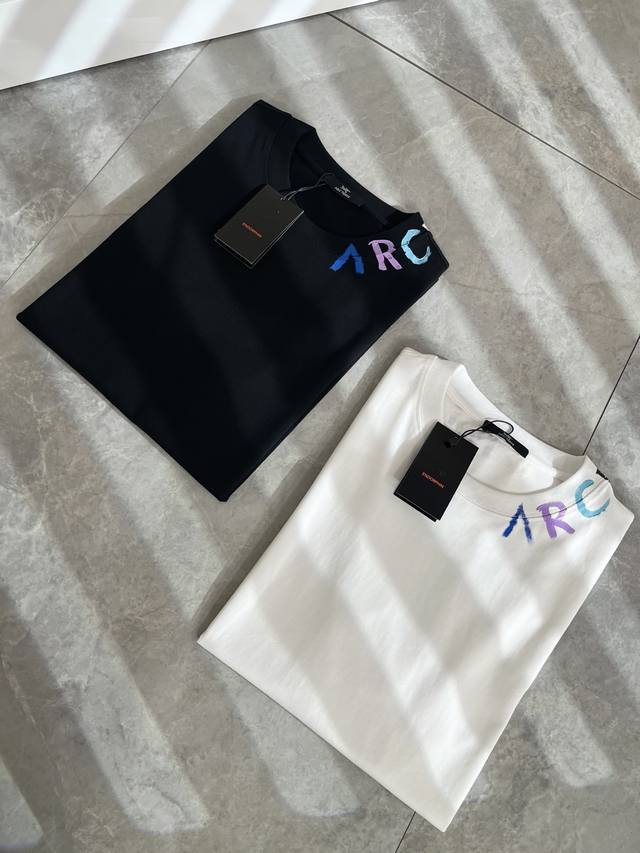 Arcter*X始*祖鸟 2025春夏新款男女同款短袖T恤，户外品牌可能大家第一想到的就是加拿大鹅、始祖鸟。给人一种标签试的感觉！除了在款式设计上颇有造诣之外，