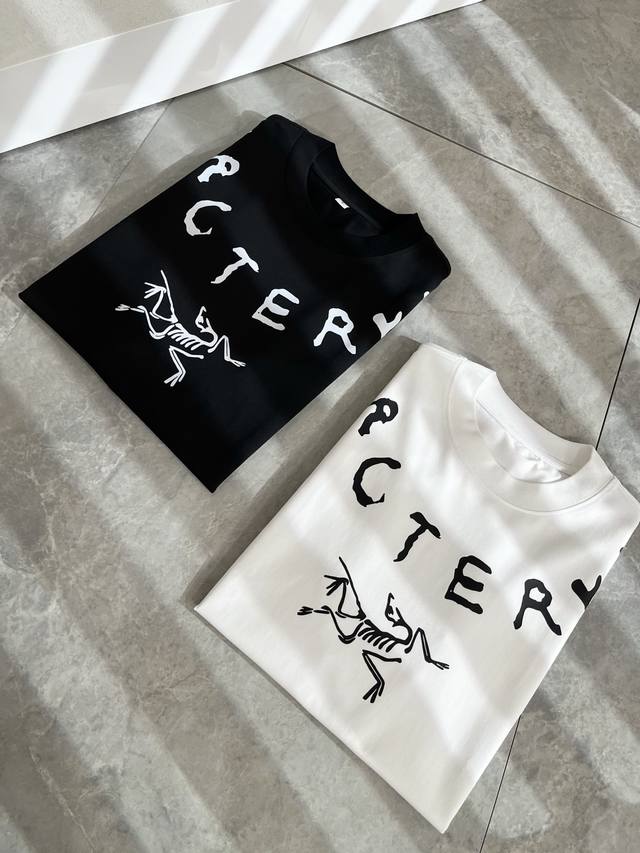 Arcter*X始*祖鸟 2025春夏新款男女同款短袖T恤户外品牌可能大家第一想到的就是加拿大鹅、始祖鸟。给人一种标签试的感觉！除了在款式设计上颇有造诣之外，最
