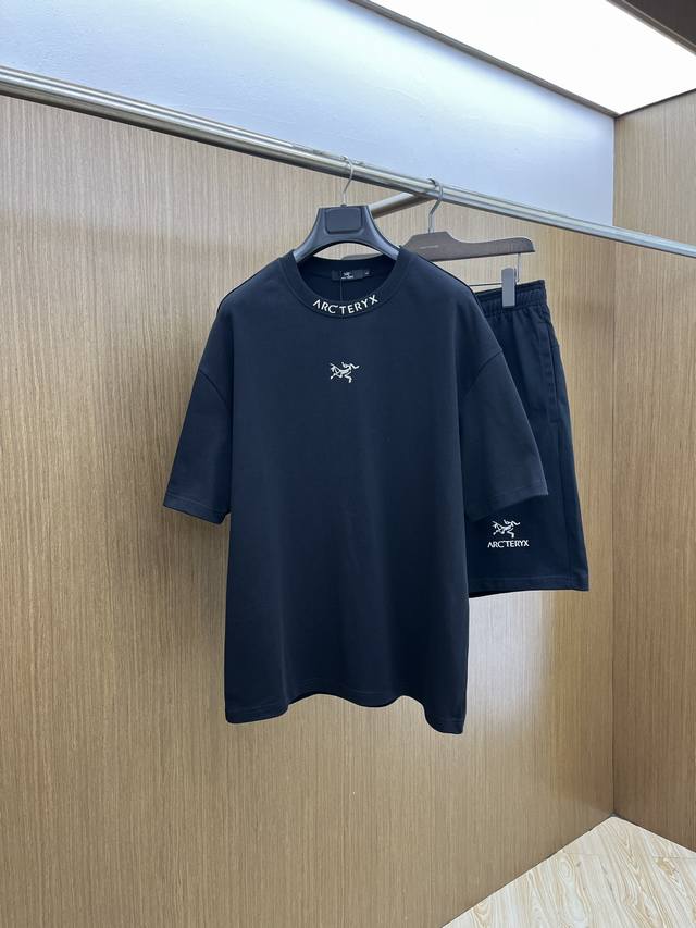新款 套 Arc 2540春夏最新款休闲短裤短袖套装，男女款 贸易公司渠道稀出，同步官网发售！基本每一季都会有它的背影所在，期待着所有潮男潮女们的演绎！此款选用