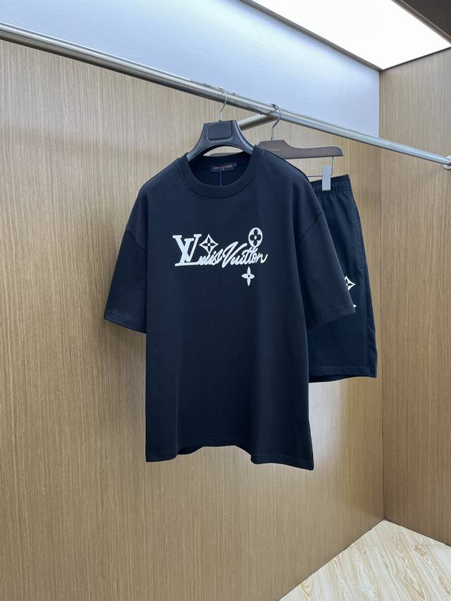新款 套 Lv 2540春夏最新款休闲短裤短袖套装，男女款 贸易公司渠道稀出，同步官网发售！基本每一季都会有它的背影所在，期待着所有潮男潮女们的演绎！此款选用客