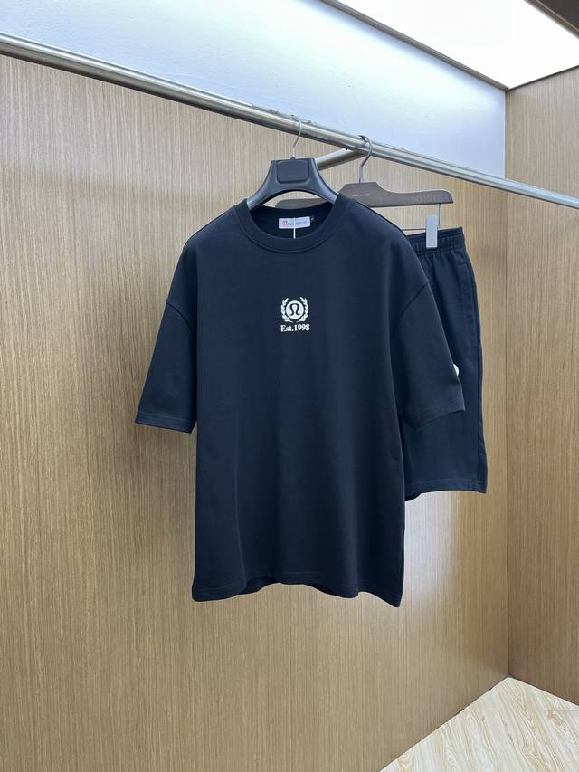新款 套 Lulu 2540春夏最新款休闲短裤短袖套装，男女款 贸易公司渠道稀出，同步官网发售！基本每一季都会有它的背影所在，期待着所有潮男潮女们的演绎！此款选