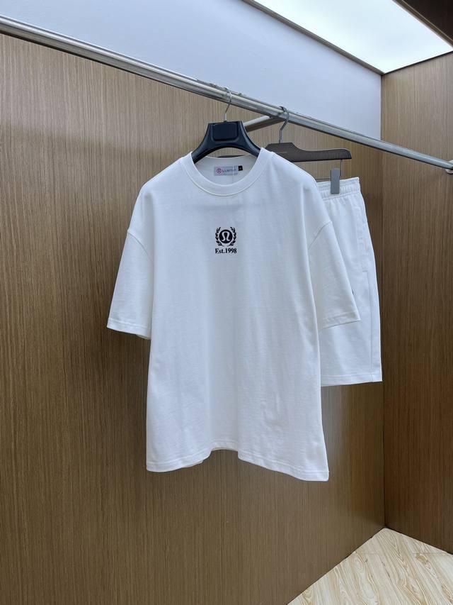 新款 套 Lulu 2540春夏最新款休闲短裤短袖套装，男女款 贸易公司渠道稀出，同步官网发售！基本每一季都会有它的背影所在，期待着所有潮男潮女们的演绎！此款选