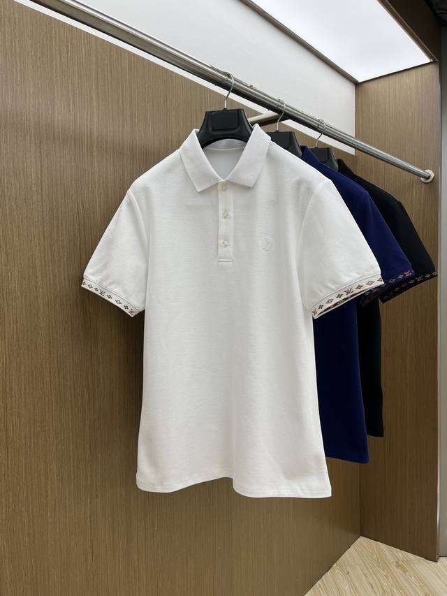 Lv 独家定制工艺款 ,专柜同步2025Ss夏季新品，男士胸前经典徽标标识商务休闲撞色领短袖Polo衫！贸易公司渠道稀出，同步Gw发售！视觉颇为精致美观，彰显了