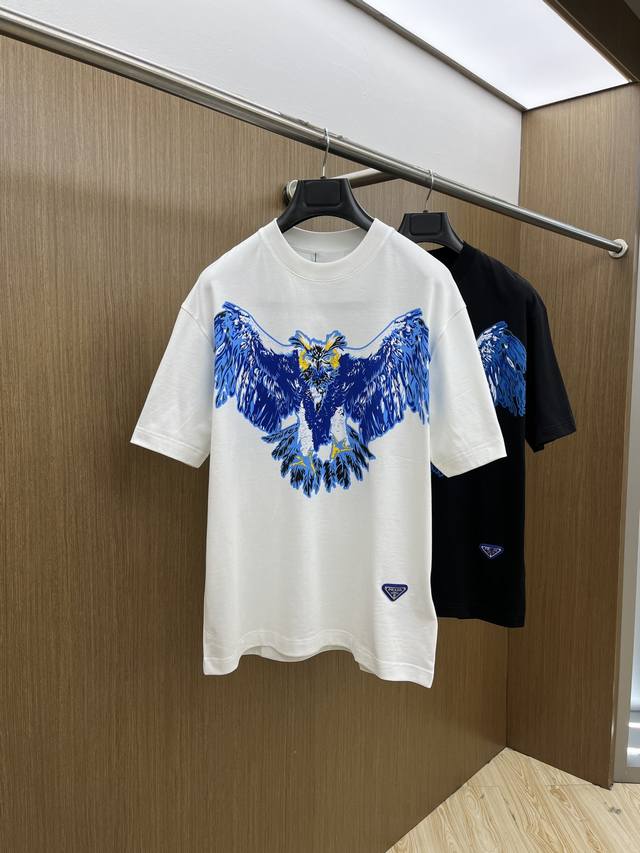新款 Pd高端定制 2025春夏新款首发专柜最新款短袖圆领T恤 高端订制 设计前卫时尚！品牌Logo重工艺设计 高端定制丝光云朵棉面料.手感柔软.穿着舒适.专柜