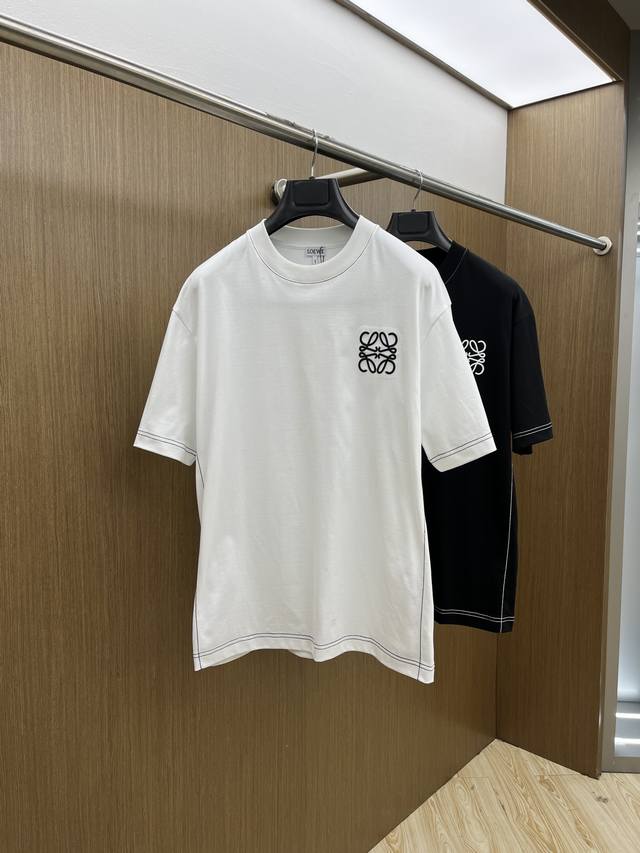 新款 Loe 高端定制 2025春夏新款首发专柜最新款短袖圆领T恤 高端订制 设计前卫时尚！品牌Logo重工艺设计 高端定制丝光云朵棉面料.手感柔软.穿着舒适.