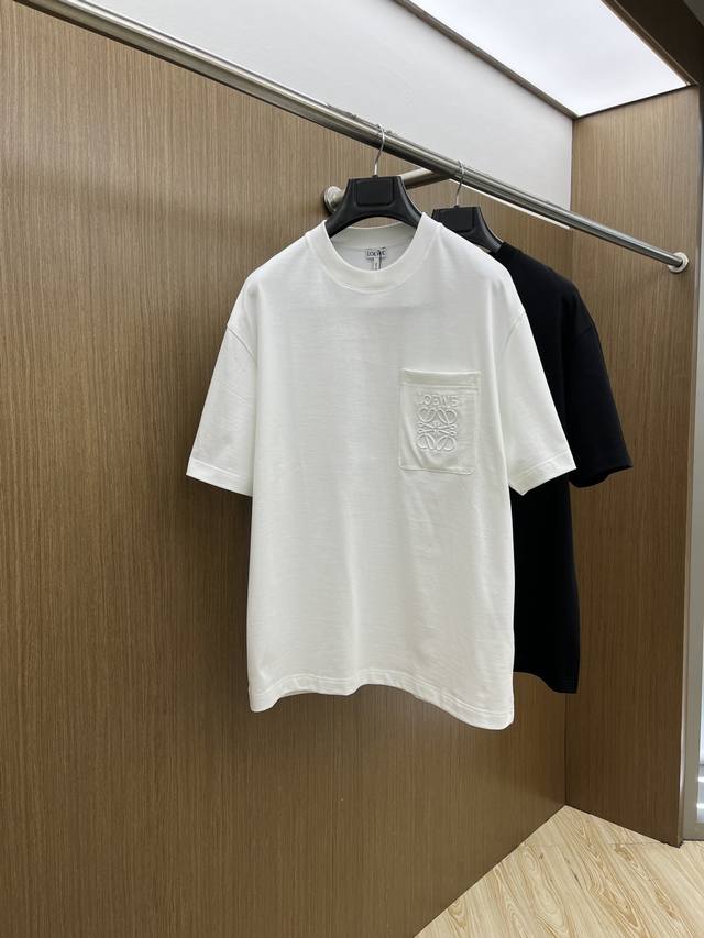 Loe 高端定制 2025春夏新款首发专柜最新款短袖圆领T恤 高端订制 设计前卫时尚！品牌Logo重工艺设计 高端定制丝光云朵棉面料.手感柔软.穿着舒适.专柜级