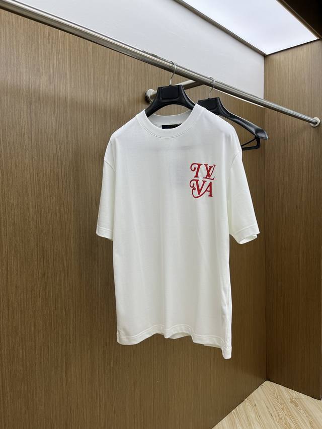 新款 Lv 高端定制 2025春夏新款首发专柜最新款短袖圆领T恤 高端订制 设计前卫时尚！品牌Logo重工艺设计 高端定制丝光云朵棉面料.手感柔软.穿着舒适.专