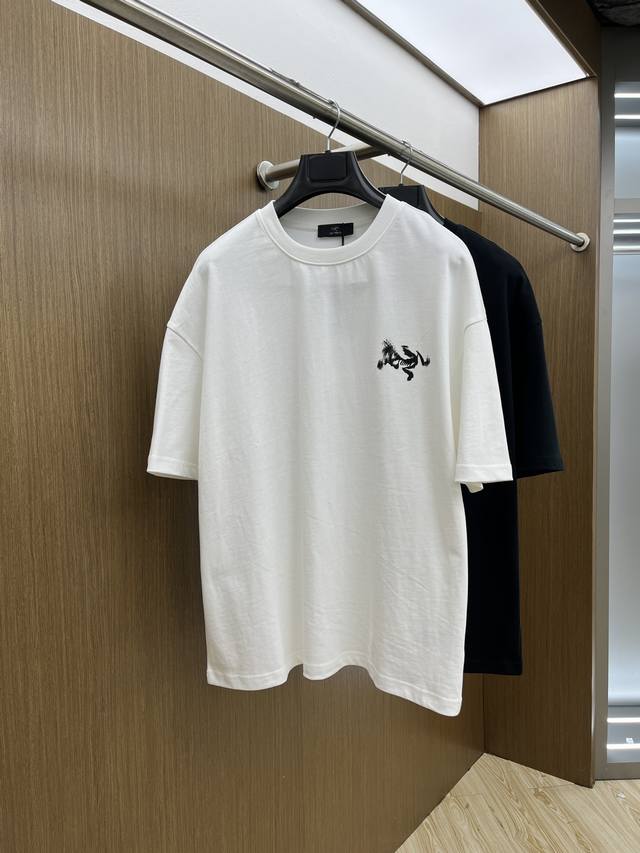 Arc Ss夏装新品 专柜在售 最新系列图案Logo短袖T恤 必须人手一件的节奏！ 进口顶极精梳棉面料，极为亲肤舒适 摸上去非常的细腻，质感很好，完美体现立体感