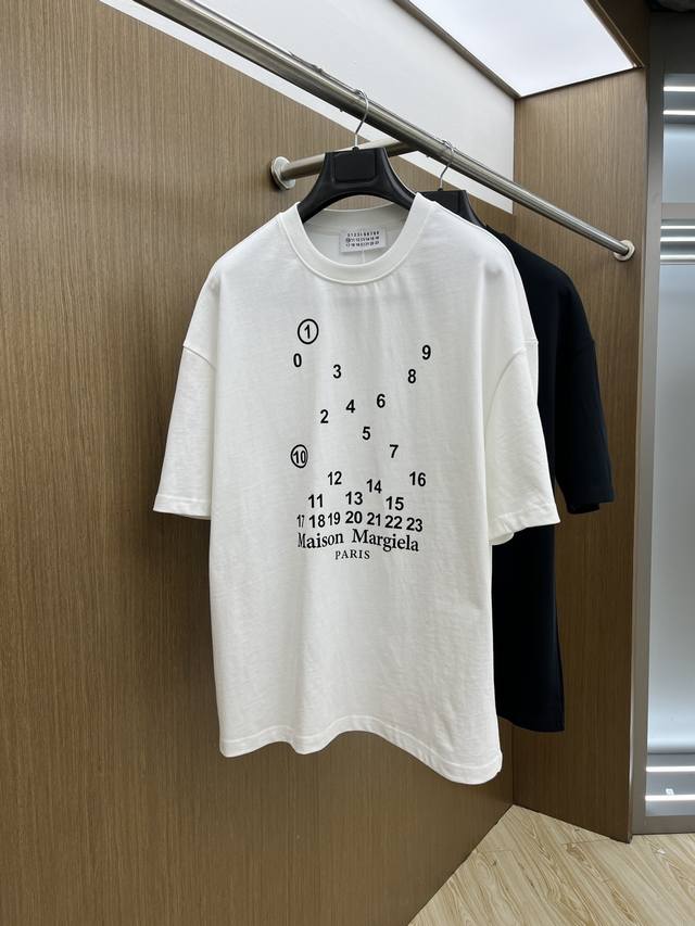 Mm6 Ss夏装新品 专柜在售 最新系列图案Logo短袖T恤 必须人手一件的节奏！ 进口顶极精梳棉面料，极为亲肤舒适 摸上去非常的细腻，质感很好，完美体现立体感