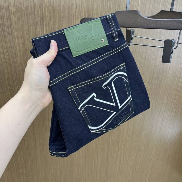 Vltn 高端定制、2025早春薄款最新款牛仔裤 柜台同步发售 小脚版型，进口固色面料 原版定制复刻 客供五金辅料 原单品质 重工洗水 做工走线精细 上身绝佳！