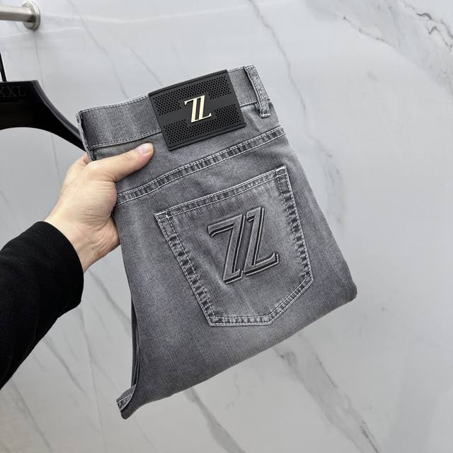 Zegna 杰尼亚 高端定制、2025早春薄款最新款牛仔裤 柜台同步发售 小脚版型，进口固色面料 原版定制复刻 客供五金辅料 原单品质 重工洗水 做工走线精细