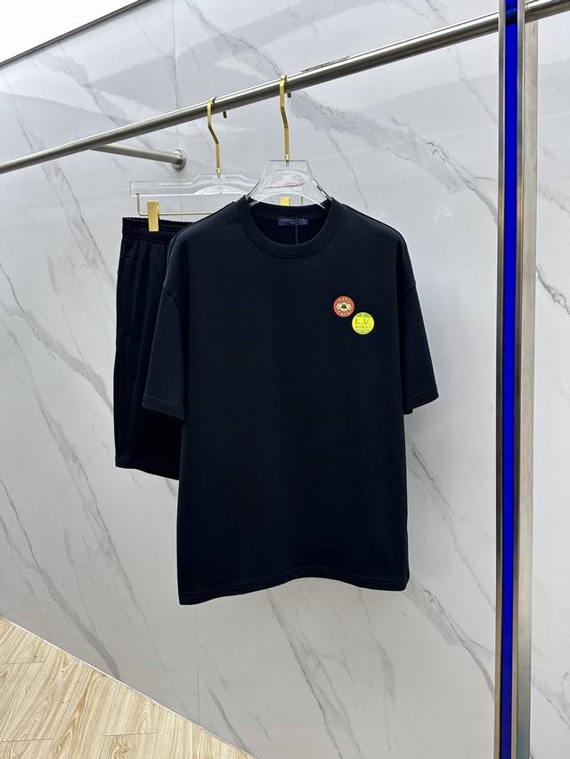 Lv*路易威登 2025春夏最新款套装，男女款 贸易公司渠道稀出，同步官网发售！基本每一季都会有它的背影所在，期待着所有潮男潮女们的演绎！此款选用客供顶级纯棉洗