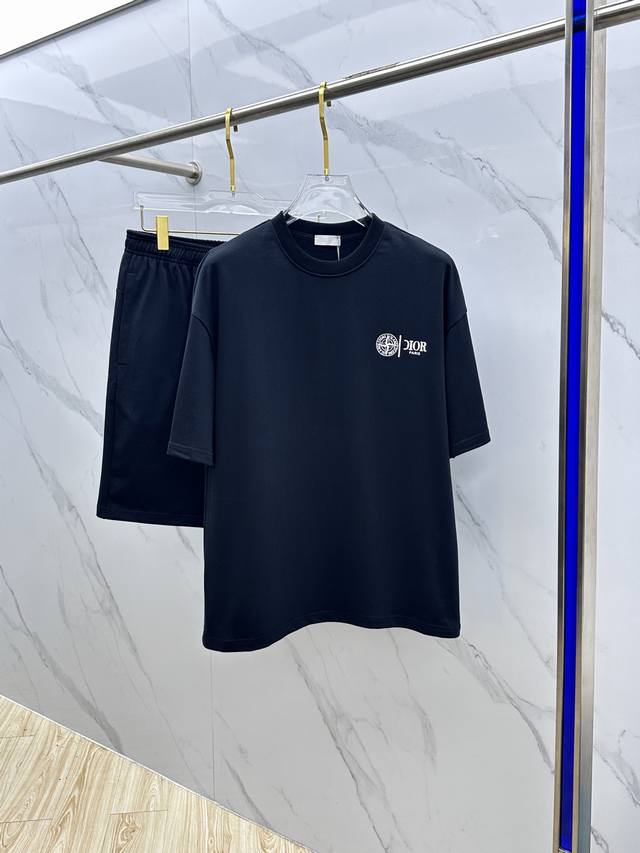 Dior*迪奥 2025春夏最新款套装，男女款 贸易公司渠道稀出，同步官网发售！基本每一季都会有它的背影所在，期待着所有潮男潮女们的演绎！此款选用客供顶级纯棉洗