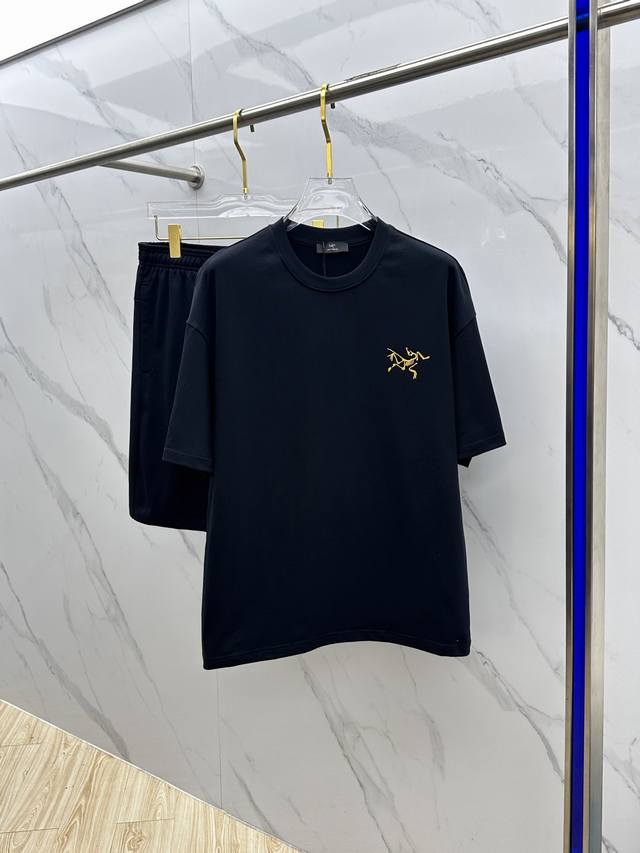 Arc*始祖鸟 2025春夏最新款套装，男女款 贸易公司渠道稀出，同步官网发售！基本每一季都会有它的背影所在，期待着所有潮男潮女们的演绎！此款选用客供顶级纯棉洗