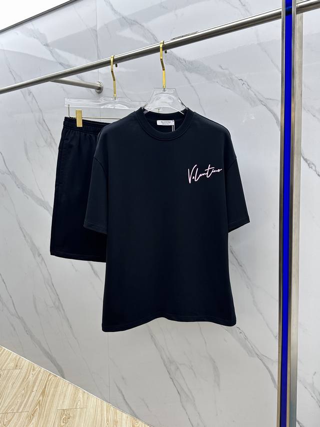 Vltn*华伦天奴 2025春夏最新款套装，男女款 贸易公司渠道稀出，同步官网发售！基本每一季都会有它的背影所在，期待着所有潮男潮女们的演绎！此款选用客供顶级纯