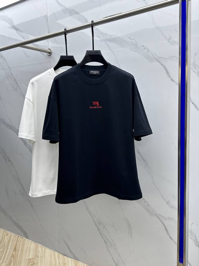 Balenciaga 巴黎世家 2025Fw春夏新品圆领打底外穿T恤，立体感Logo微廓形半袖，活性纯棉打底T恤，棉，手感面糯有骨感，柔而有韧性。工艺处理，韧性