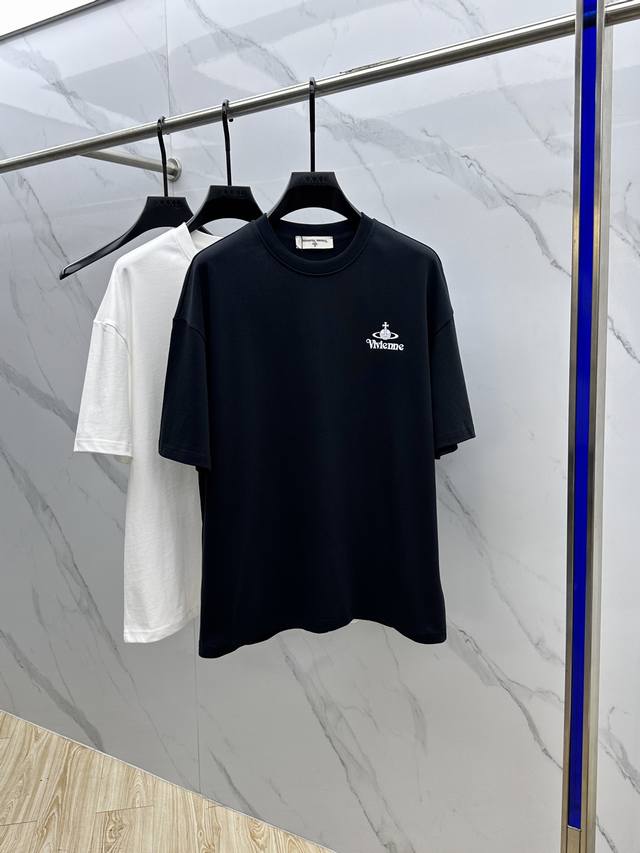 Vivienne*西太后 2025Fw春夏新品圆领打底外穿T恤，立体感Logo微廓形半袖，活性纯棉打底T恤，棉，手感面糯有骨感，柔而有韧性。工艺处理，韧性和抗皱
