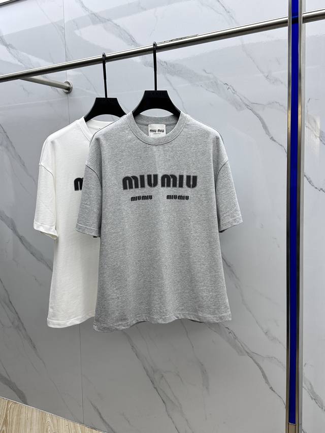 Miumiu 缪缪 最新印花半袖T恤 罗纹衣领 100% 棉 精选Zp定织定染高密度纯棉面料，布纹清晰 手感柔软舒适 立体图案Logo印花工艺 进口环保胶浆 O