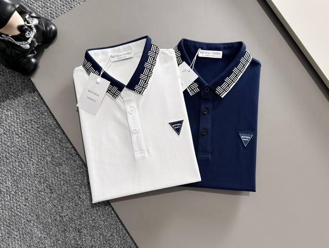 Bv25Ss新款春夏短袖翻领T恤Polo，最高版本客供定制高端朱地面料简单时尚款，螺纹拼色螺纹配色超级好看！胸前Bv字母标识刺绣经典Logo简单大方的款式！满满