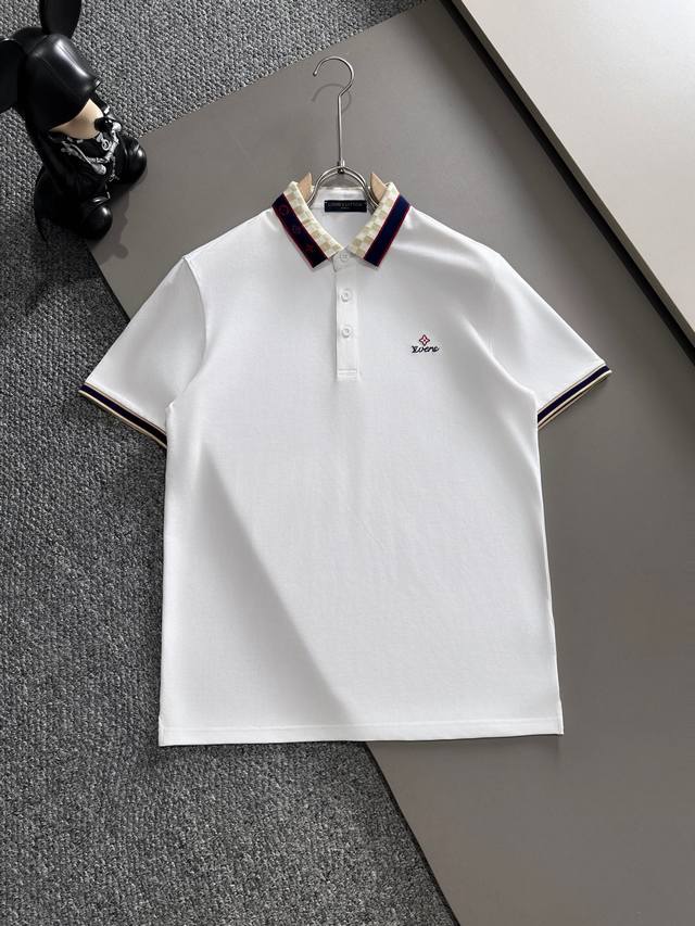 Lv 25Ss新款春夏短袖翻领T恤Polo，最高版本客供定制高端朱地面料简单时尚款，拼色螺纹超级好看！胸前刺绣经典Logo简单大方的款式！满满的高级感，四季可穿