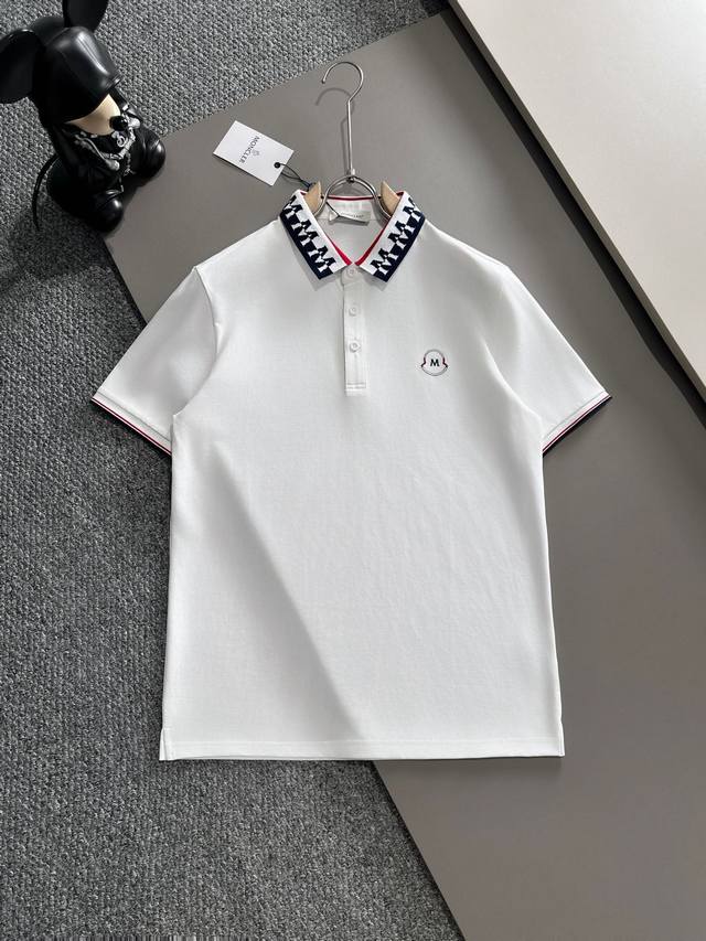 蒙口25Ss新款春夏短袖翻领T恤Polo，最高版本客供定制高端朱地面料简单时尚款，螺纹拼色螺纹配色超级好看！胸前蒙口刺绣经典Logo简单大方的款式！满满的高级感
