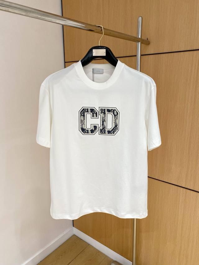 Ss迪奥纯棉最新面料经典标识图案Logo时尚简约潮流短袖，最顶级的品质专柜原单短袖，顶级制作工艺进口面料，专柜款独特设计，采用进口高端订制面料。官网在售！面料版