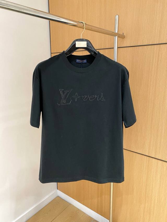 Sslv纯棉最新面料经典标识图案Logo时尚简约潮流短袖，最顶级的品质专柜原单短袖，顶级制作工艺进口面料，专柜款独特设计，采用进口高端订制面料。官网在售！面料版