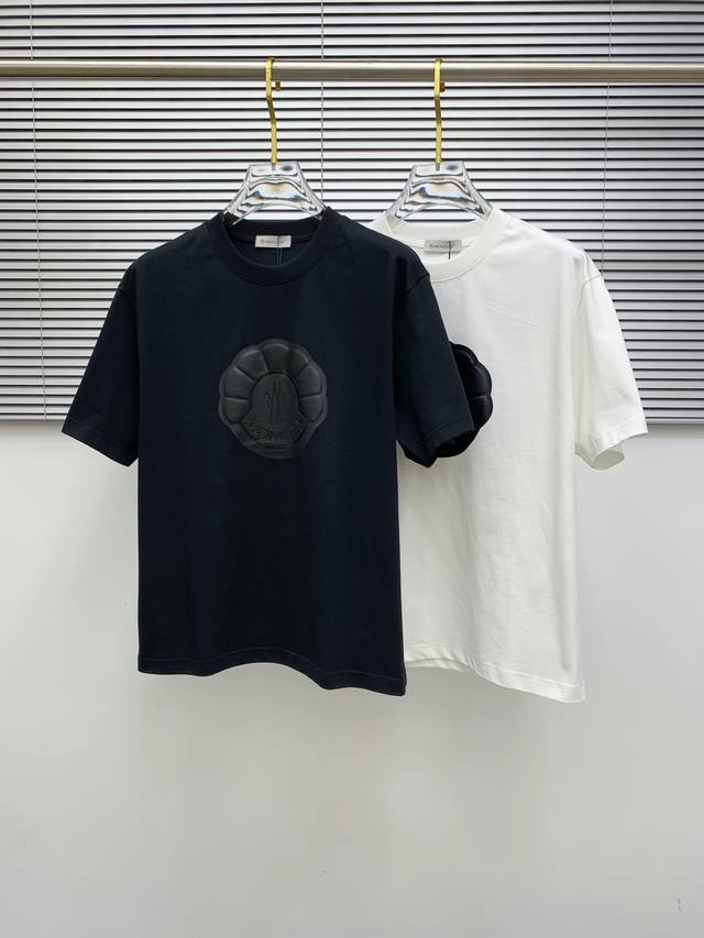 Ss蒙口纯棉最新面料经典标识图案Logo时尚简约潮流短袖，最顶级的品质专柜原单短袖，顶级制作工艺进口面料，专柜款独特设计，采用进口高端订制面料。官网在售！面料版