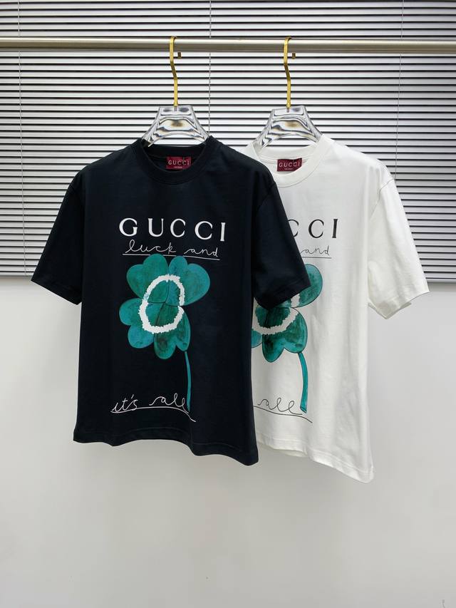Ss古驰纯棉最新面料经典标识图案Logo时尚简约潮流短袖，最顶级的品质专柜原单短袖，顶级制作工艺进口面料，专柜款独特设计，采用进口高端订制面料。官网在售！面料版