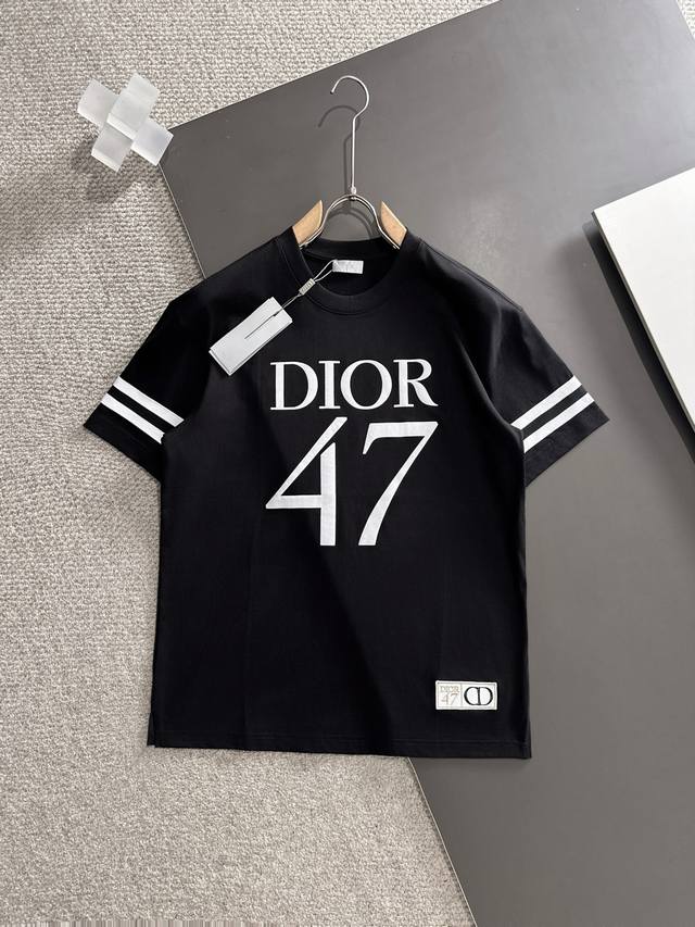 Dior。25Ss春夏新款首发专柜最新款短袖圆领T恤 高端订制 设计前卫时尚！品牌Logo重工艺设计 高端定制230克面料.手感柔软.穿着舒适.专柜级别精致车线