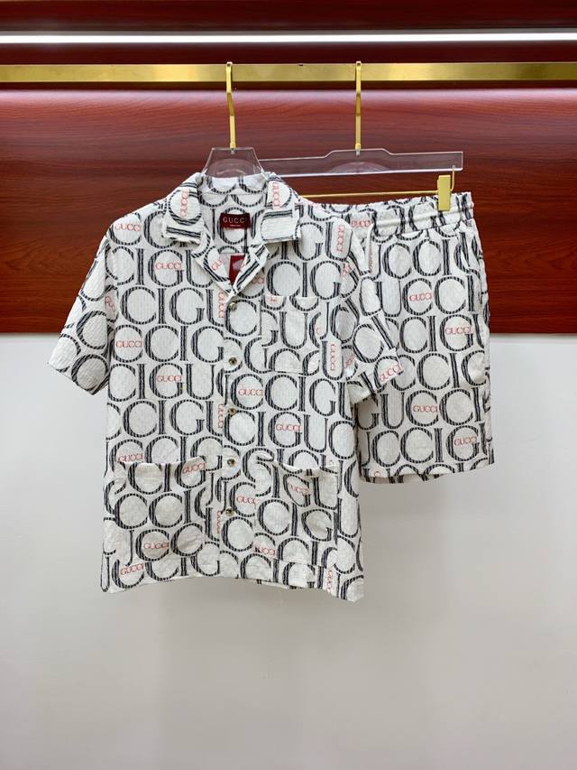 主推 Gucci 早春款2025最新款时尚设计师款古驰短袖批领开衫套装，处处细节显工艺足够的高级 结构性剪裁的设计改变来展现男士多样的形象变化，修身利落、剪裁合