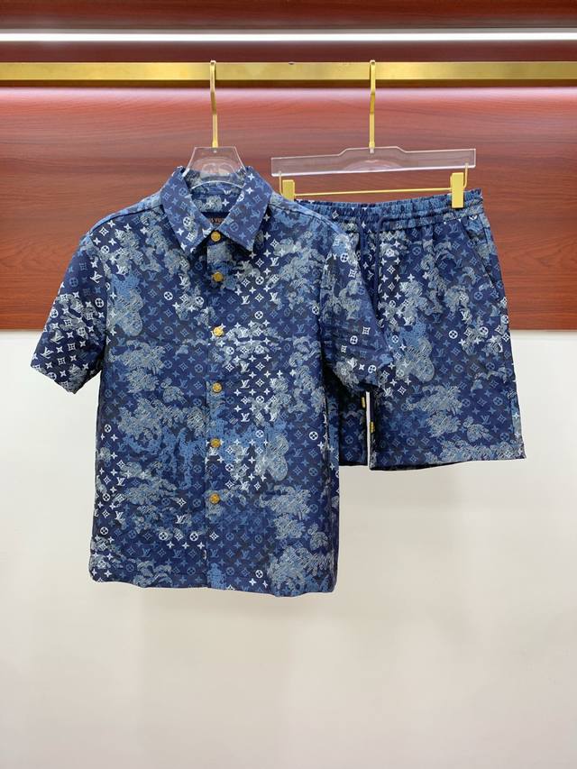 Lv威登、2025春夏新品男装丛林迷彩马赛克牛仔短袖衬衫+短裤套装 一套不可拆卖 ，进口Yb面料，质感挺阔，手感顺滑，采用顺滑质感构筑雅致运动廓形，马赛克纹理的