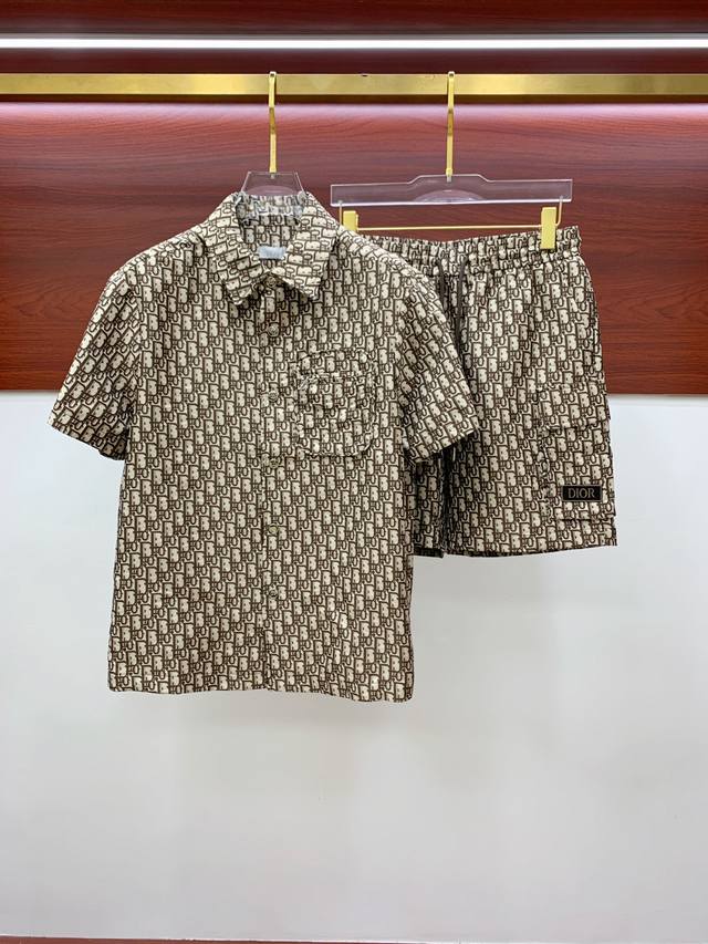 Dior迪奥、25新品斜纹布纽扣开合舒适短袖衬衫+短裤套装。饰有标志性的蓝色Dioroblique图案。单品采用真丝斜纹布制成，下摆饰有对比鲜明的“Christ